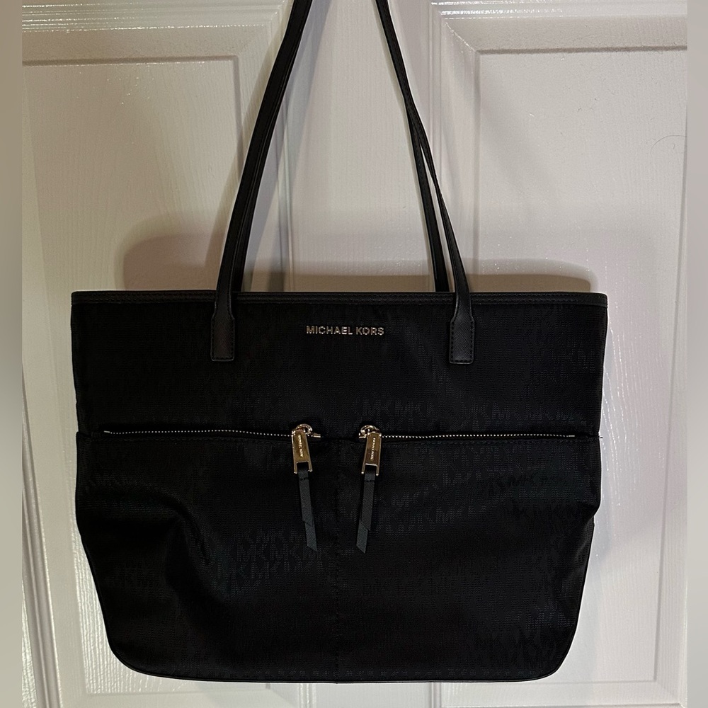NWT Micheal Kors Black Kempton LG Pocket Tote!